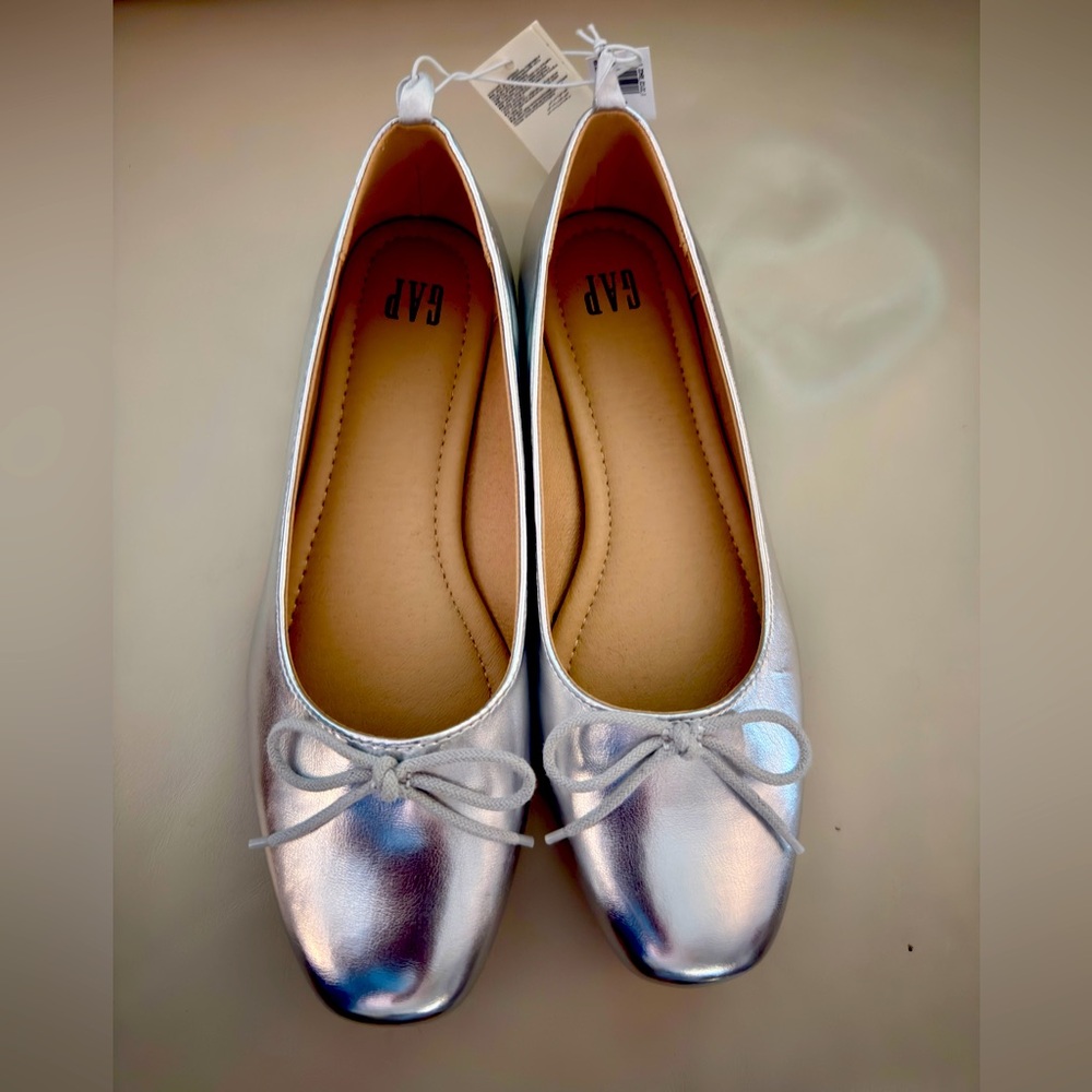 GAP Silver Ballet Flats Women’s Size 8 NWT
